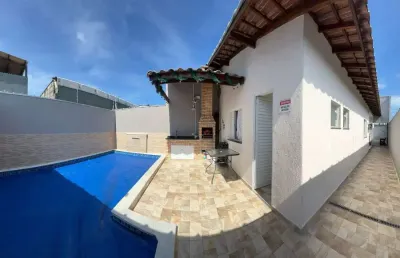 Linda casa com piscina aquecida, churrasqueira, semi mobiliada em bairro residencial em itanhaém!