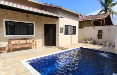 Casa semi-mobiliada em lote inteiro, confortável e espaços próximo ao mar à venda em itanhaém!