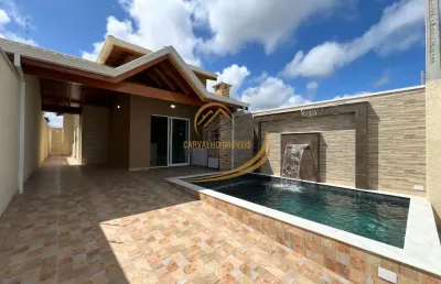 Linda casa com piscina e churrasqueira, excelente acabamento em peruíbe!