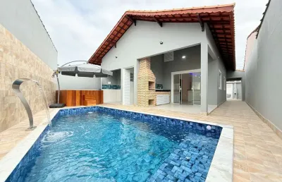 Se encante com essa maravilhosa casa apenas 30mts do mar com piscina e hidromassagem em mongaguá!