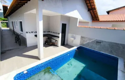 Casa com 03 dormitórios lado praia com piscina e churrasqueira para venda em itanhaém!!