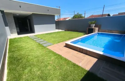 Linda casa isolada lado pista com piscina e churrasqueira em mongaguá!!