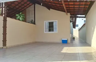 Casa geminada mobiliada com espaço para piscina em mongaguá!