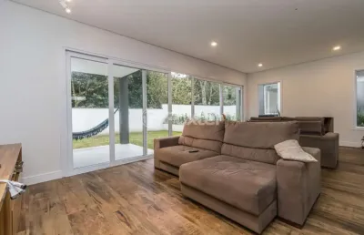 Casa em condomínio fechado com 3 quartos à venda na rua doutor ney de castilhos ferreira, 300, pedra redonda, porto alegre, 440 m2 por r$ 2.390.000