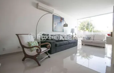 Casa com 2 quartos à venda na rua gustavo schmidt, 592, três figueiras, porto alegre, 305 m2 por r$ 2.400.000