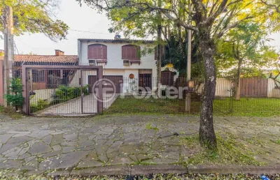 Casa com 3 quartos à venda na rua comandai, 541, cristal, porto alegre, 1155 m2 por r$ 840.000
