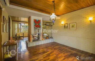 Casa com 3 quartos à venda na rua luiz voelcker, 534, três figueiras, porto alegre, 271 m2 por r$ 2.400.000
