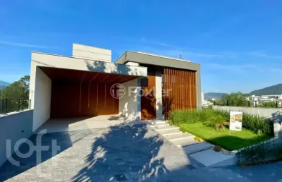 Casa com 3 quartos à venda na rua dos rouxinóis, 81, pedra branca, palhoça, 230 m2 por r$ 1.899.000