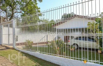 Casa com 2 quartos à venda na avenida teixeira mendes, 328, chácara das pedras, porto alegre, 209 m2 por r$ 850.000