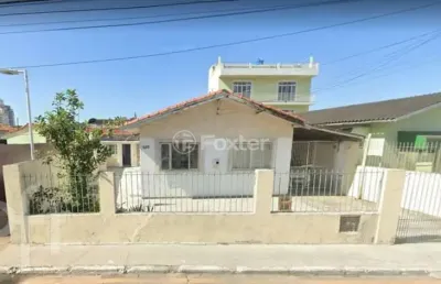 Casa com 1 quarto à venda na rua airton schaeffer, 235, kobrasol, são josé, 256 m2 por r$ 960.000