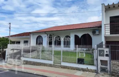 Casa com 3 quartos à venda na rua moura, 688, barreiros, são josé, 124 m2 por r$ 1.200.000