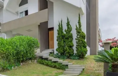 Casa em condomíniio fechado cercado pela natureza sendo 04 dormitórios em camboriú, sc