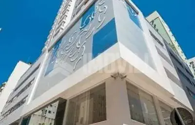 Apartamento mobiliado sendo 03 suítes 02 vagas no centro de balneário camburiú