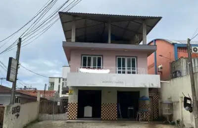 Casa a venda de 03 dormitórios sendo 01 suíte com terraço no bairro ipiranga -são josé -sc