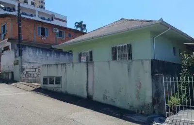 Casa a venda de 05 dormitórios 03 banheiros com 03 vagas de garagem em barreiros -são josé-sc