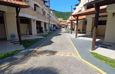 Sobrado triplex a venda de 04 dormitórios sendo 03 suítes na cachoeira do bom jesus em fpolis-sc