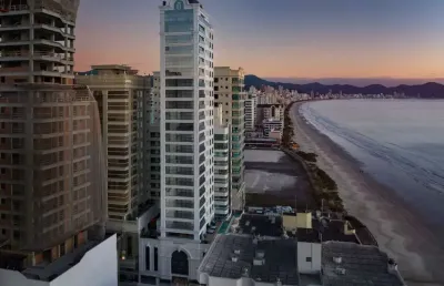 Apartamento de altíssimo padrão com 4 suítes sendo uma máster em meia praia - itapema - sc
