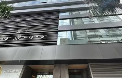 Apartamento a venda com 04 suítes e 03 vagas de garagem no centro de balneário comboriú-sc