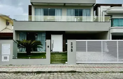 Casa com 02 pavimentos, 03 quartos mobiliada com espaço gourmet