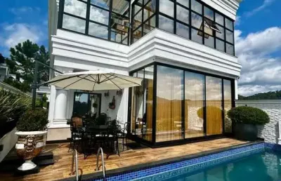 Casa de luxo com 4 suítes, elevador e espaço gourmet em condomínio fechado em balneário camboriú/sc