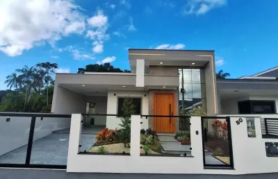 Casa nova e moderna com alto padrão de acabamento no loteamento lisboa iii - forquilhas, são josé/sc