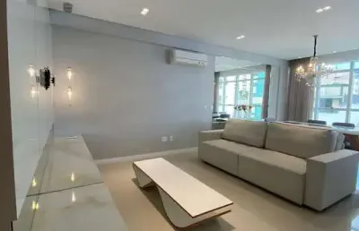 Apartamento 1 suíte / diferenciado / 2 vagas de garagem / mobiliado / centro / b