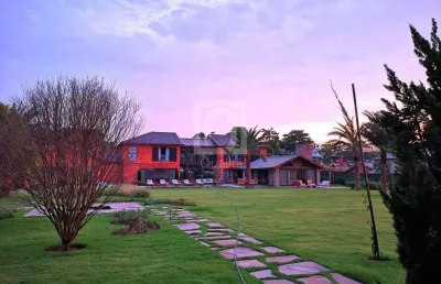 Casa de 7.500m² com arquitetura exclusiva e ambiente natural à venda na fazenda boa vista