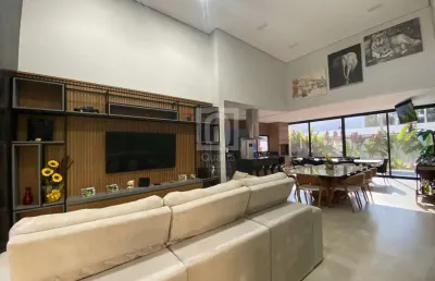 Casa térrea com pé direito alto à venda no condomínio sunset