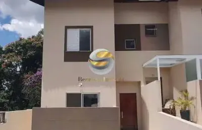 Casa nova, semi-isolada em condomínio exclusivo – 2 suítes e quintal