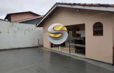 Casa isolada com quintal, grande potencial com espaços amplos