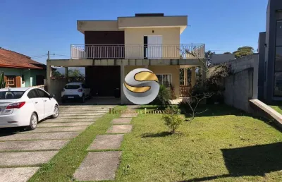 Casa com 03 suítes cercada de verde, piscina, 6 vagas..