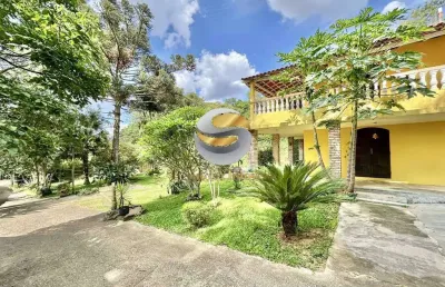 Casa rústica, 3 dormitorios, quintal e muito jardim