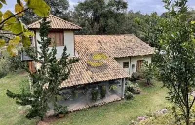 Casa terrea com mezanino, sofisticada com 2 suites, muito verde