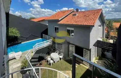 Casa ampla com 5 dormitórios, 3 suites, 1 com closet, reformada.