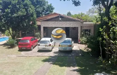 Casa totalmente térrea, com piscina, churrasqueira e amplo terreno.