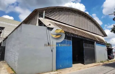Galpão em polo industrial. 1.600m² de construção. 2 docas