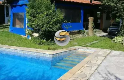 Casa térrea em 1.000m² de terreno, churrasqueira, piscina, aceita animais.