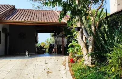 Se você busca conforto, lazer e uma vista privilegiada, essa casa é perfeita para você! localizada em um amplo terreno de 1.000m², a propriedade oferece **espaços aconchegantes e bem planejados**, alé