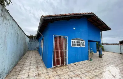 Oportunidade única a 300 metros da praia: imóvel em lote inteiro com 3 quartos e área de lazer