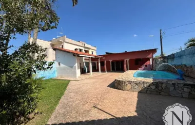 Casa mobiliada com piscina no bairro tupy, a 900 metros da praia!