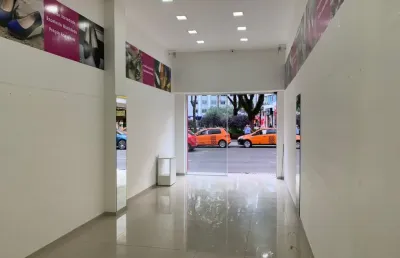Alugo loja  65m2 ,na  frente pça  zacarias , centro,curitiba-pr