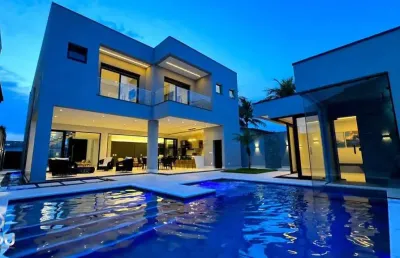 Vendo lindíssima casa nova, no condomínio jardim acapulco 5 suítes porteira fechada.