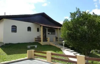 Oportunidade para você que busca uma casa espaçosa na granja viana dentro de um condomínio fechado, com segurança, lazer e ar puro da natureza!