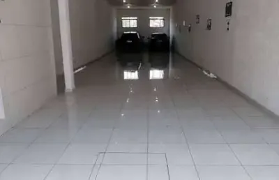 Sobrado para venda com 280 m² de construção no jardim utinga em santo andré, possui amplo salão e 10 vagas de garagem.