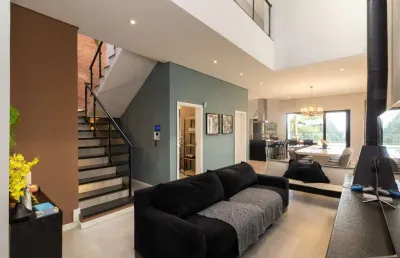 Casa em condomínio para venda com 4 quartos, sendo 3 suítes, 232m²