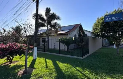 Casa de esquina com 170m², 1 suíte e 2 quartos, placas solares, cozinha planejada, 2 chuveiros, 2 vagas de garagem, despensa e lavanderia.