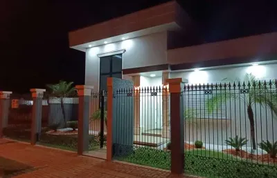 Casa de esquina, tendo 1súite e dois quartos, garagem para 2 carros lado a lado.