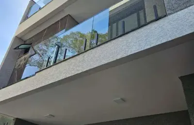Sobrado de 3 quartos com suíte em condomínio no água verde, curitiba-pr - 131m² e vaga de garagem!