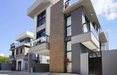 Casa de alto padrão em condomínio no bairro água verde.
