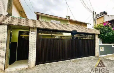 Linda casa reformada com 190m² úteis - 03 suítes - 04  banheiros - espaço gourmet com  churrasqueira - quintal - cozinha com copa - 03 vagas - santos